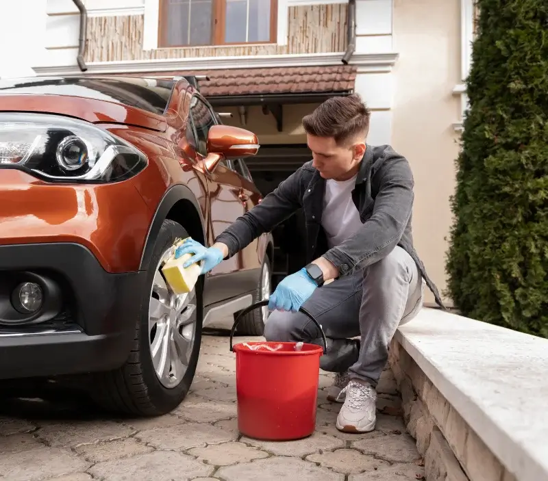 Lavage auto à domicile Vesly : professionnel intervenant sur un véhicule